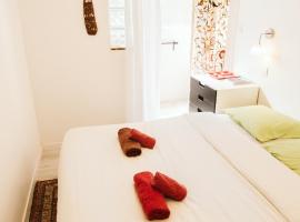 Cozy room on the beach, hotel v destinaci La Ciotat