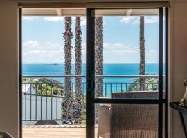 Cosy Palm Beach Cottage with Spectacular Seaviews, hotel in Palm Beach