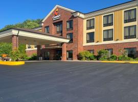 Comfort Inn & Suites、Rogersvilleの駐車場付きホテル
