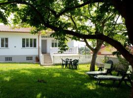 Playa de Perbes - Casa con precioso jardín, hotel with parking in Boebre