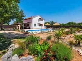 MY DALMATIA - Holiday home Toma with private swimming pool, hotel con parking en Benkovac