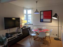 A Charming 1BR apartment in Bromley, hotel in Bromley