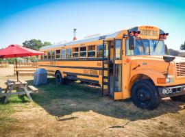 American School Bus Glamping - Somerset, hotell i Cheddar