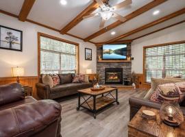 *Entire House • Sleeps 9 • Hot tub • Pets Welcome*, hotel v destinaci McHenry