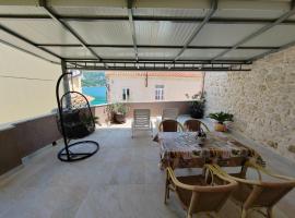 Apartment Turan in City Center with Big Terrace & Free Parking, hotel v Igrane