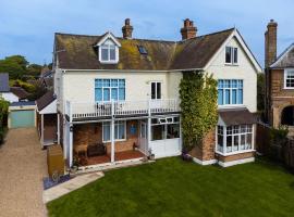 Beachside period family home. 5 BR spacious, comfortable., hotel a Dymchurch