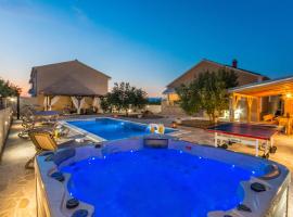 Tinj에 위치한 주차 가능한 호텔 Gorgeous Home In Polaca With Outdoor Swimming Pool