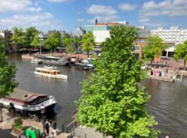 Petite city center loft on Amstel river, דירה באמסטרדם