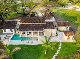 Casa Cenizaro- 4BR House in Hacienda Pinilla, holiday home in Tamarindo