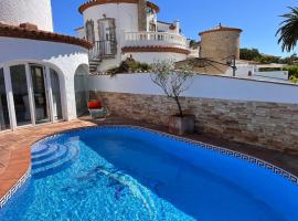 Villa Empuriabrava on main canal with 13 m private mooring, private pool, air con in all rooms, non-smoking, cabana o cottage a Empuriabrava