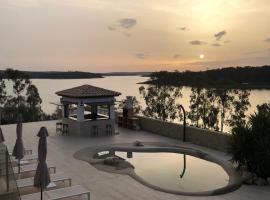 Casa Rural encantos de Orellana, hotel na praia em Navalvillar de Pela