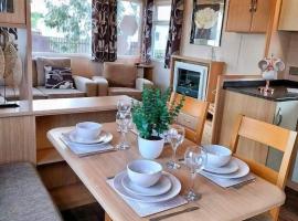 Cosy & Beautiful Charrot Caravan, pet-friendly hotel in Steeple