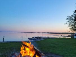 Lakefront Cottage โรงแรมที่มีที่จอดรถในSturgeon Falls