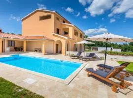 Lovely Home In Divsici With Outdoor Swimming Pool