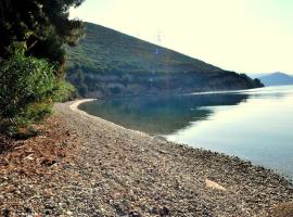 Fokiotripa (lovely villa on an enchanting beach), loma-asunto kohteessa Marathias