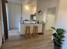 Viesnīca Studio 28 m2 & jardin privatif 20 m2 pilsētā Montiņī le Broteņē, netālu no apskates objekta pilsēta Saint–Quentin–en–Yvelines