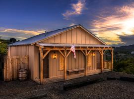 Miners Cabins #1 - Two Double Beds and Private Balcony, chalet i Tombstone