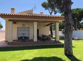 Moderno y amplio chalet, con piscina privada, hotel i Chiclana de la Frontera