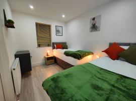7 Guests - 4 Bedroom - Free Wi-Fi - Kettering, hotel in Kettering
