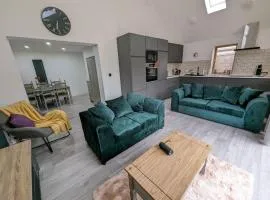 7 Guests - 4 Bedroom - Free Wi-Fi - Kettering