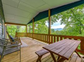 Updated Home with Private Hot Tub and Mtn Views!、ウェインズビルの駐車場付きホテル