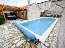 Stone Villa Chiara with pool and jacuzzi
