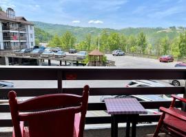 Relaxing Mountain Condo in Gatlinburg with City view !, condo in Gatlinburg