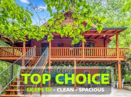 Spacious 7BR Modern Rustic Log Cabin Retreat, Hot Tub, Arcade Room, hytte i Gatlinburg