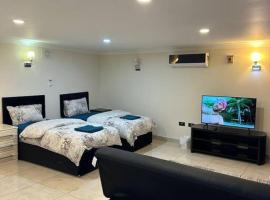 레드브리지 간츠힐 근처 호텔 Studio flat Gants Hill with Free Parking