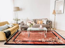 Designer Home 2 Bedroom - 20min to NYC WTC - Private Backyard, hotel v destinaci Harrison