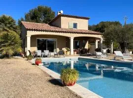 Villa et piscine au jardin typique méditerranéen