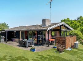 Awesome Home In Frevejle With 4 Bedrooms And Wifi, hotel v mestu Fårevejle