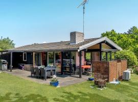Nice Home In Fårevejle With Wifi, hotel v destinaci Fårevejle