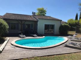 Luxurious villa with terrace in the rural Chalais, hotel in Chalais