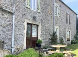 Cosy cottage in Sainte-Marguerite-d'Elle with barbecue, holiday rental in Sainte-Marguerite-dʼElle