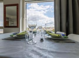 Close to center and Näsijärvi Lake - free parking, AC, and two double beds, hotel near Pyynikki Observation Tower, Tampere