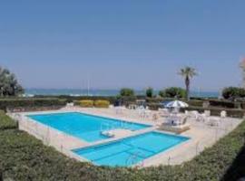 A CASA di ROSA,fronte spiaggia, piscina,parcheggio, hotel dengan kolam renang di Trapani