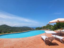 Residence Bellavista-INFINITYHOLIDAYS, hotel dengan kolam renang di Costa Paradiso