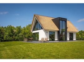 Villa in Texel near Wadden Sea Lighthouse, khách sạn ở De Cocksdorp