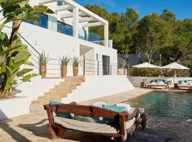Villa Larosa with seaview in Es Cubells Ibiza, hotel dengan kolam renang di Es Cubells