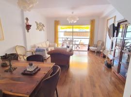 Suites Beach House, holiday home in Playa de las Americas