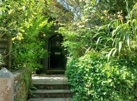 Peaceful Self-contained room near Looe, bed and breakfast en Looe