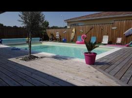 Maison piscine chauffée et jacuzzi, Hotel in Carcans