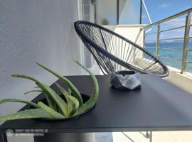 BLACK & WHITE SeaSide House Kalamia, beach rental in Korinthos