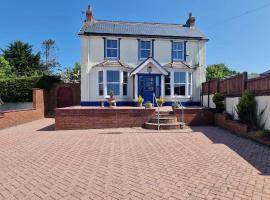 Lamack Vale House, Tenby, 5 Bedrooms with Private Heated Indoor Swimming Pool & Parking, hotel v destinaci Tenby