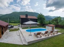 Nina Holiday Home with a heated pool