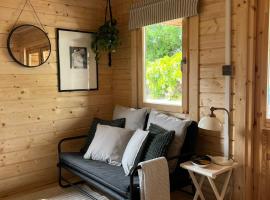Log Cabin, cabin in Bideford