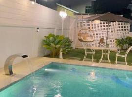 La Vista Villa Private Pool: Kampong Gong Badak şehrinde bir tatil evi