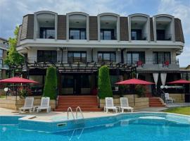 Family Hotel Paradise, hotel in Saints Constantine and Helena