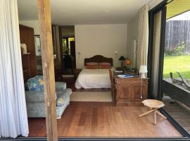 chambre jacuzzi et jardin, hotel in Saint-Martin-de-Seignanx